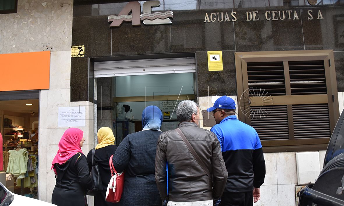 Vecinos de las 170 de Loma Colmenar denuncian facturas desorbitadas de agua