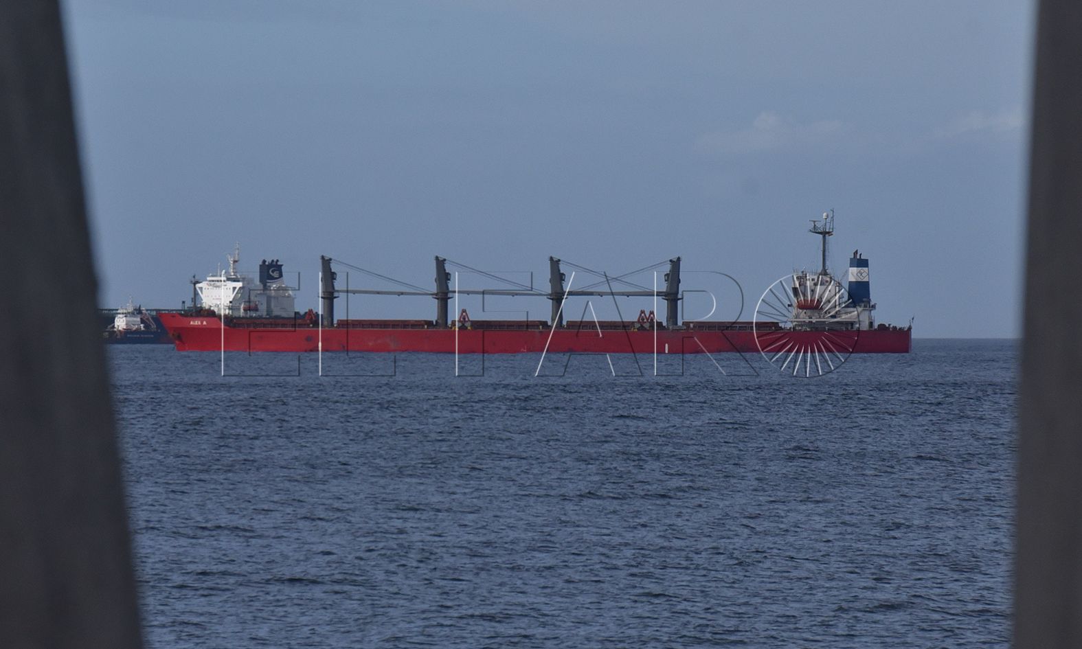 Un barco rompe un cable de fibra óptica