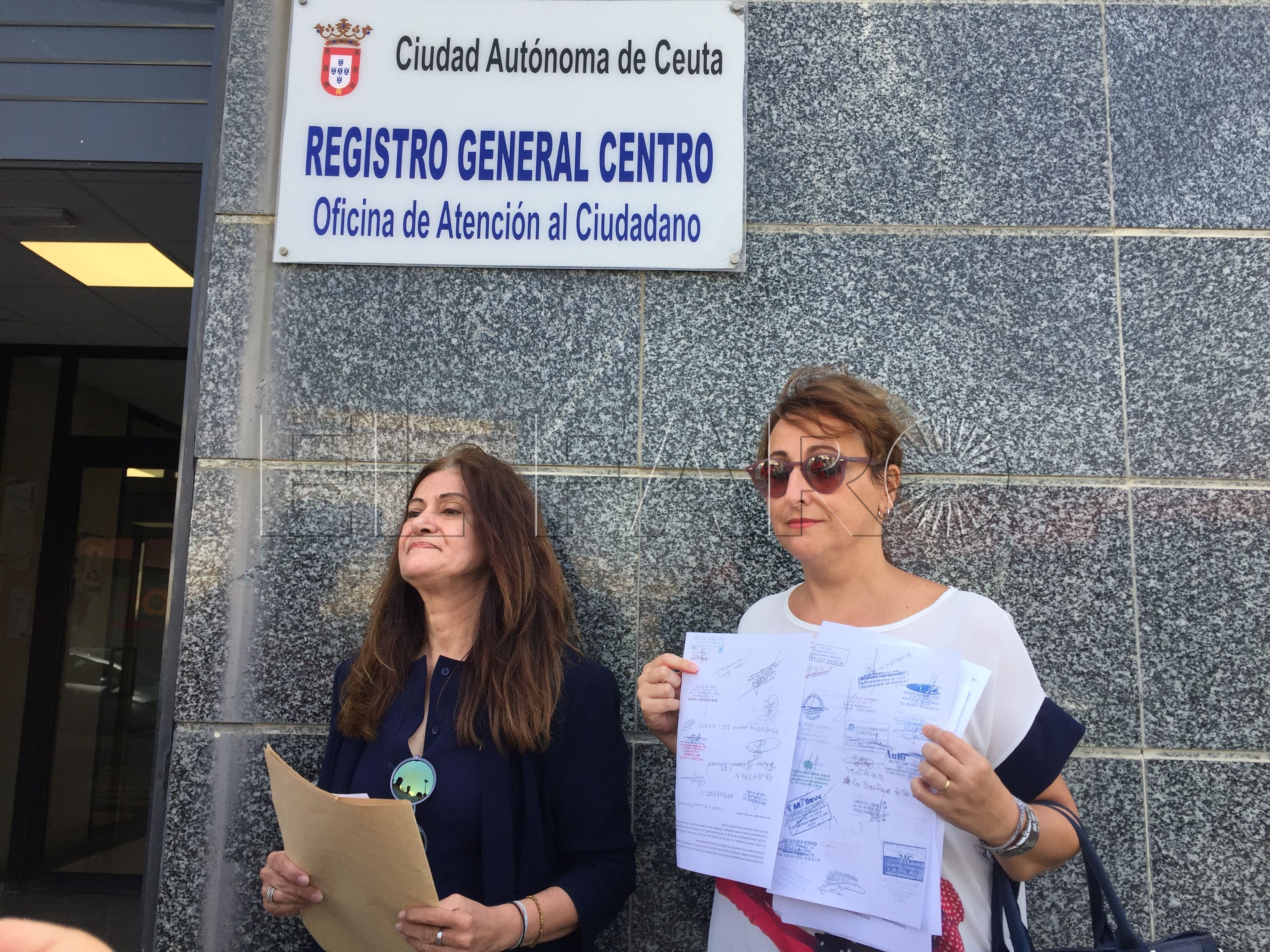 Más de 70 empresas llaman a concentrarse en el Ayuntamiento por el caos en la frontera