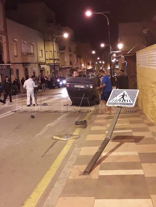 Aparatoso accidente al volcar un coche a la altura del cuartel de Regulares
