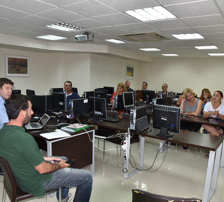 Una comisión estudiará si se pueden revocar los despidos de los monitores