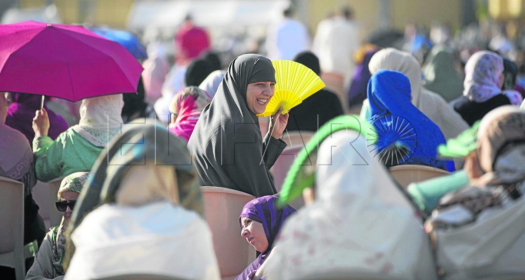 Miles de fieles rezan en Eid Al-Fitr con el deseo de que sea festivo en 2018