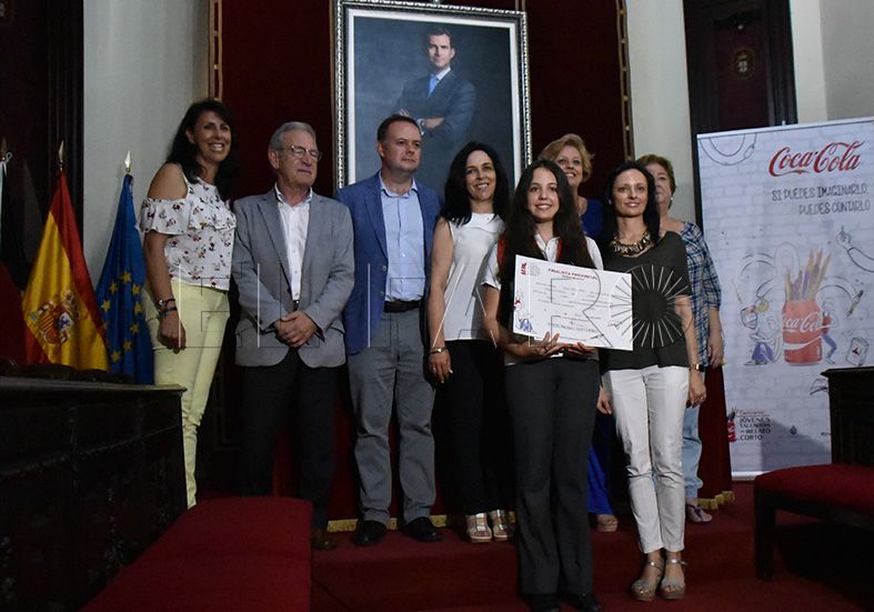 Laura Núñez recibe el premio al talento joven