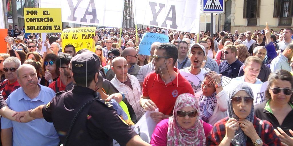 Los afectados por el caos fronterizo se debaten entre la decepción y la espera