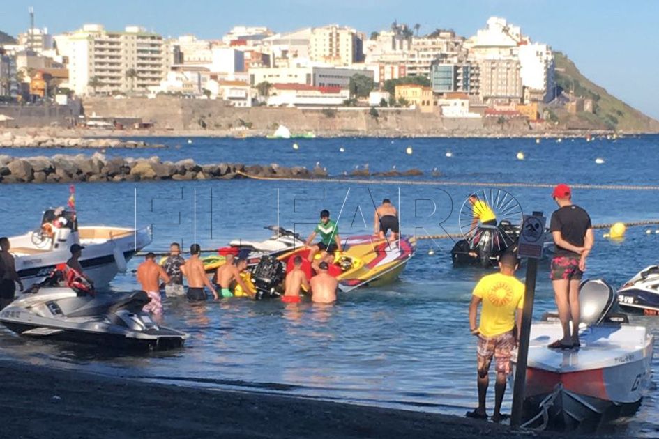 Vuelca una lancha deportiva en la bahía sur
