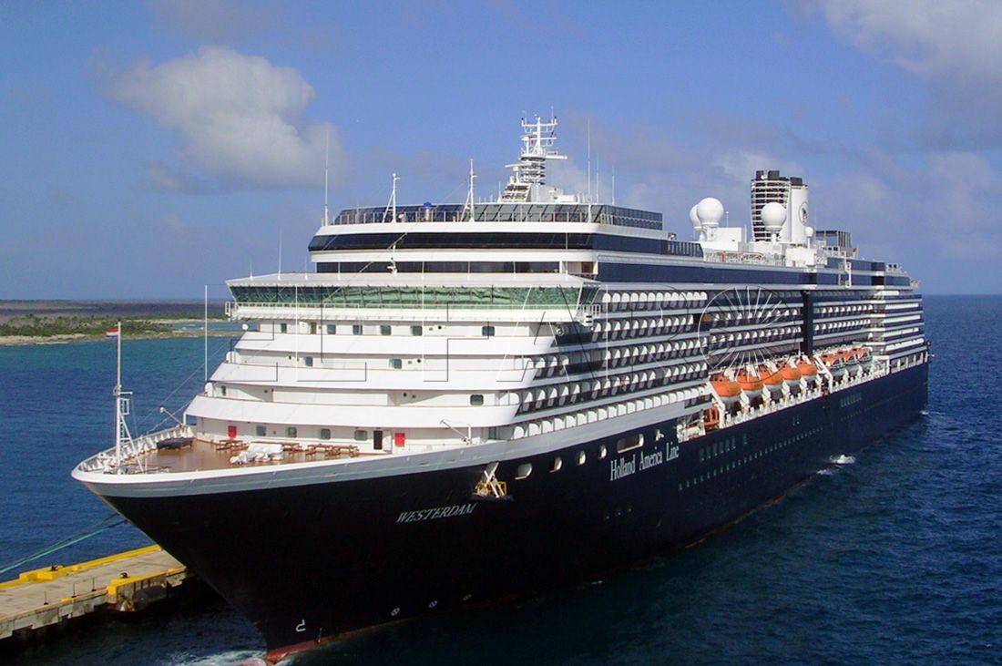 Un nuevo crucero llega a Ceuta con casi 3.000 personas a bordo