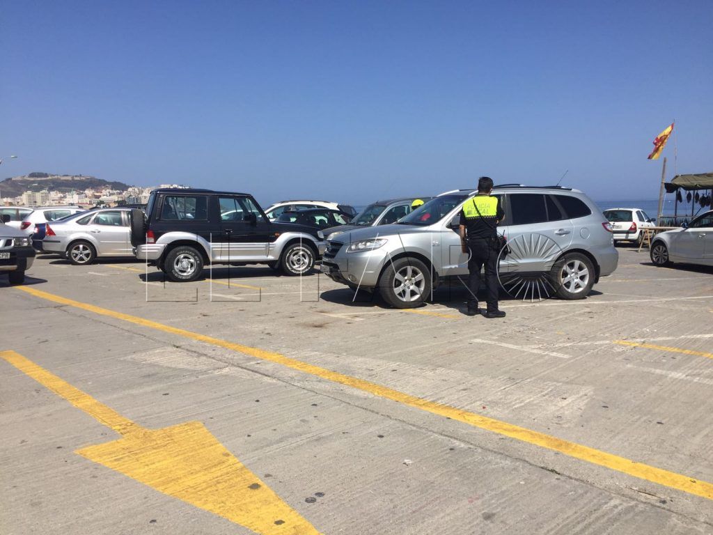 La Policía Local impide el aparcamiento en el llano del Chorrillo para acumular a los coches-patera y de la OPE