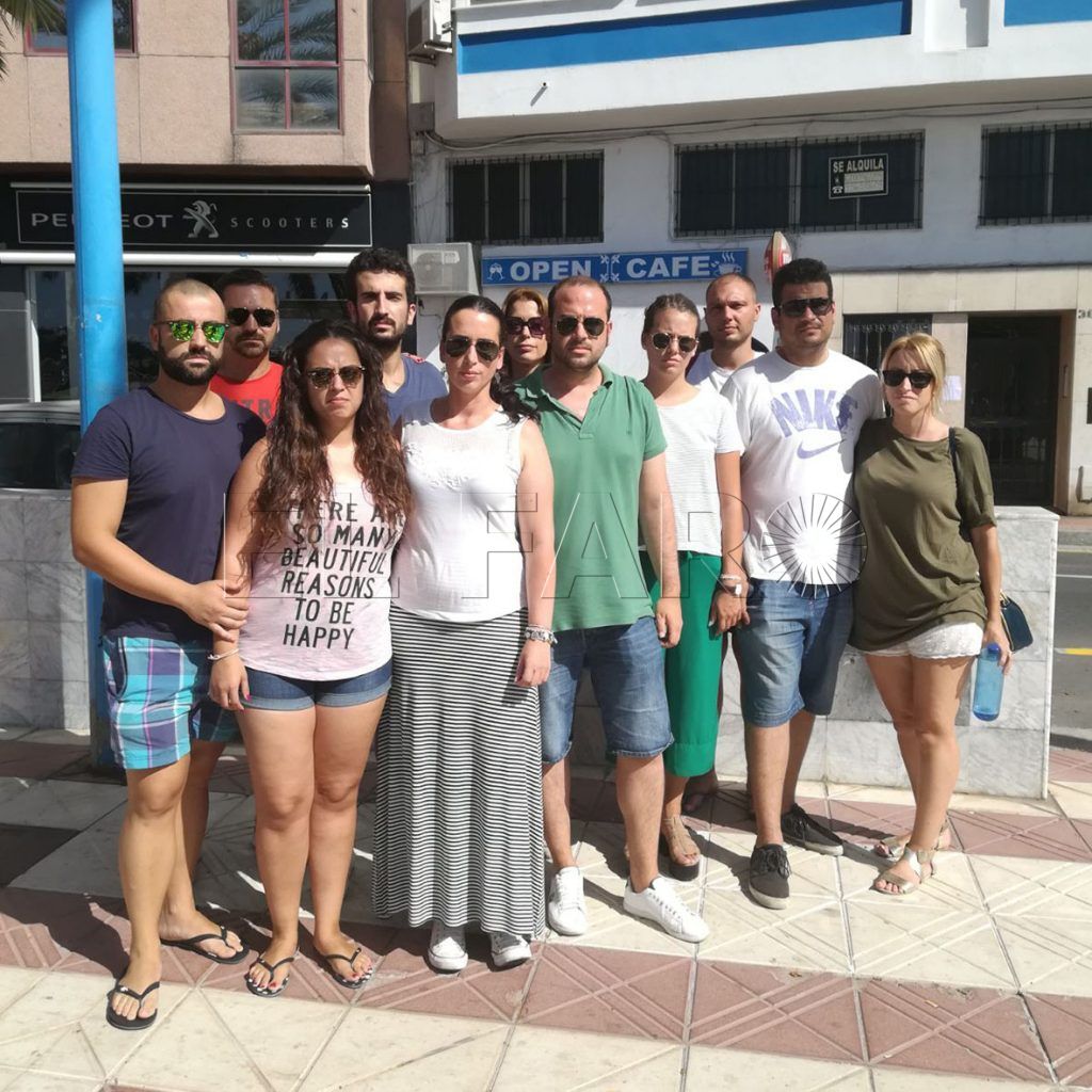 Cuatro hermanos se concentran para exigir las pertenencias de su padre