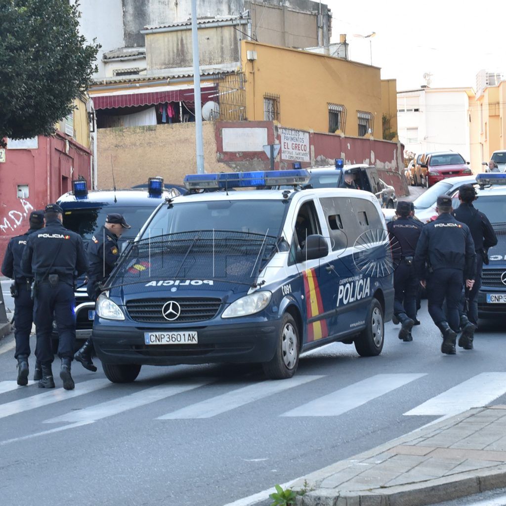 Quedan en libertad con cargos tras ser sorprendidos robando en un coche