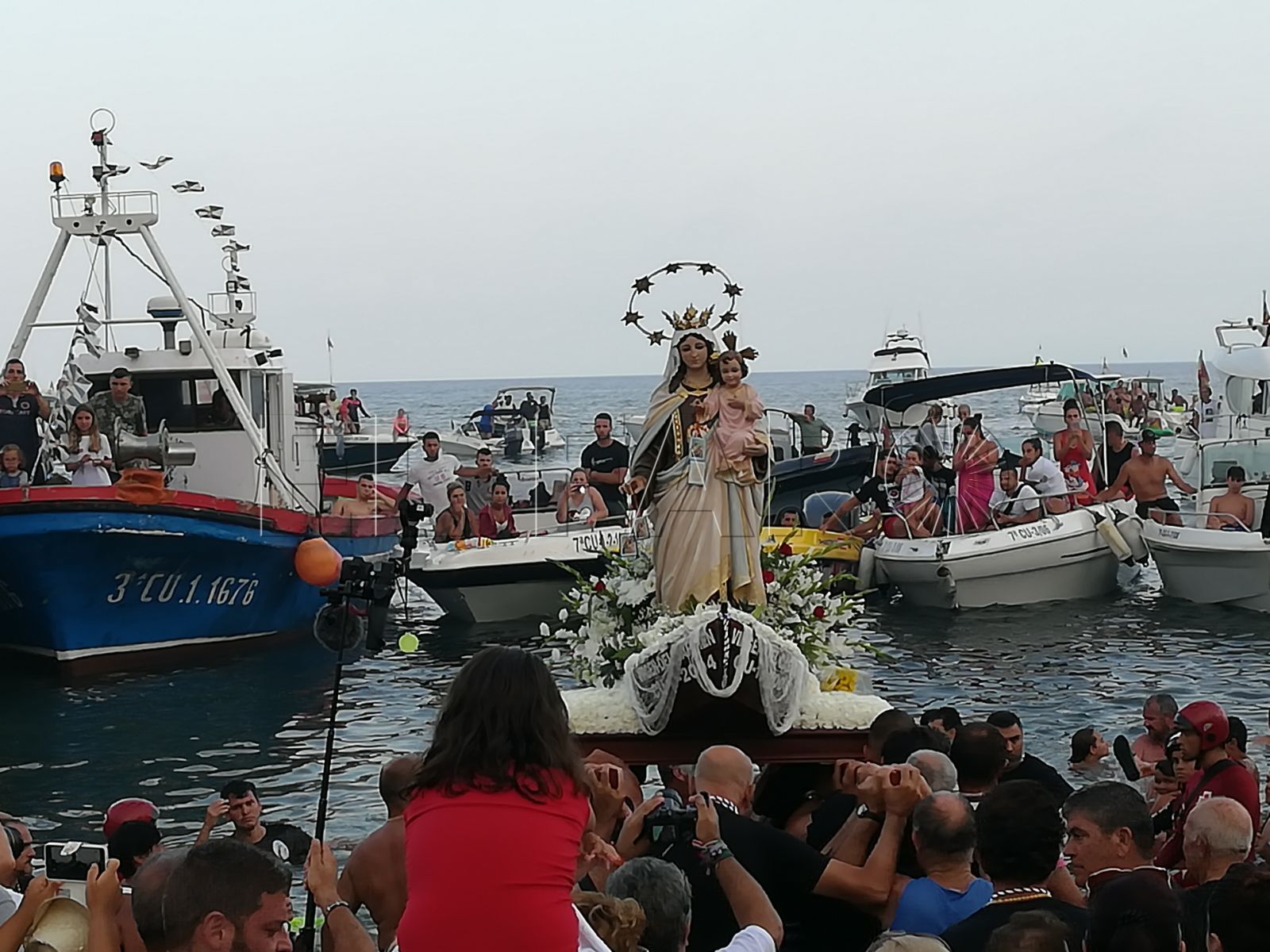 Emoción y devoción en la procesión de la Virgen del Carmen en la Almadraba