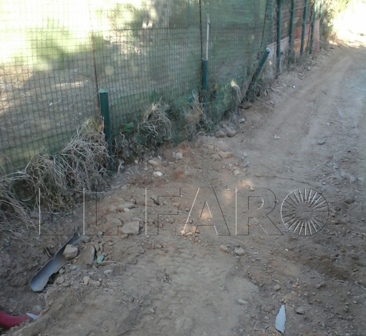 Vecinos del Serrallo piden que reparen un acceso que unas obras destrozaron