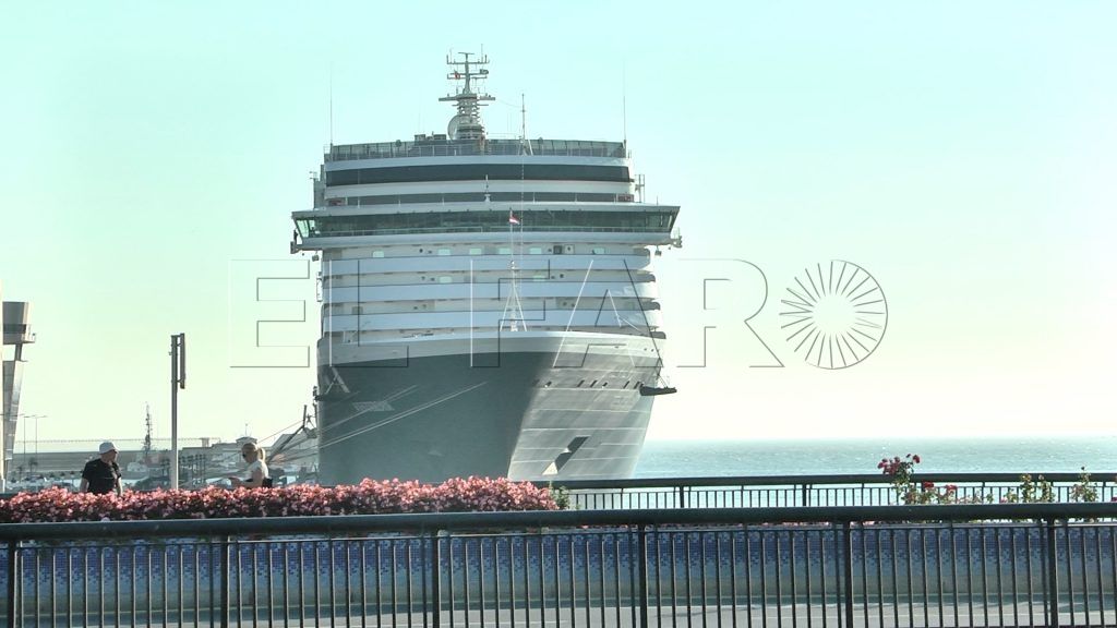 Un coloso atraca en Muelle España