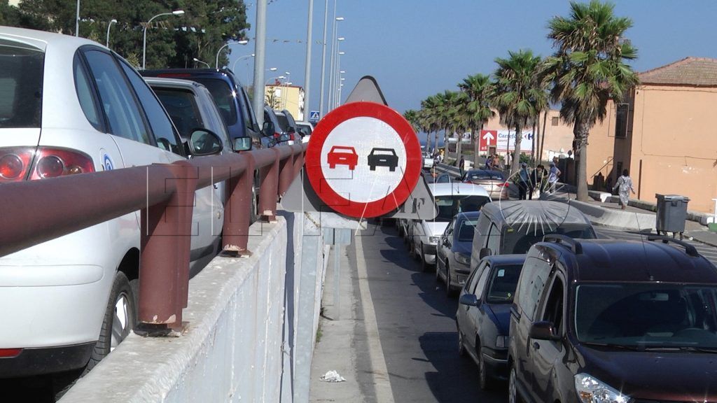 La cola de coches hacia la frontera está que arde