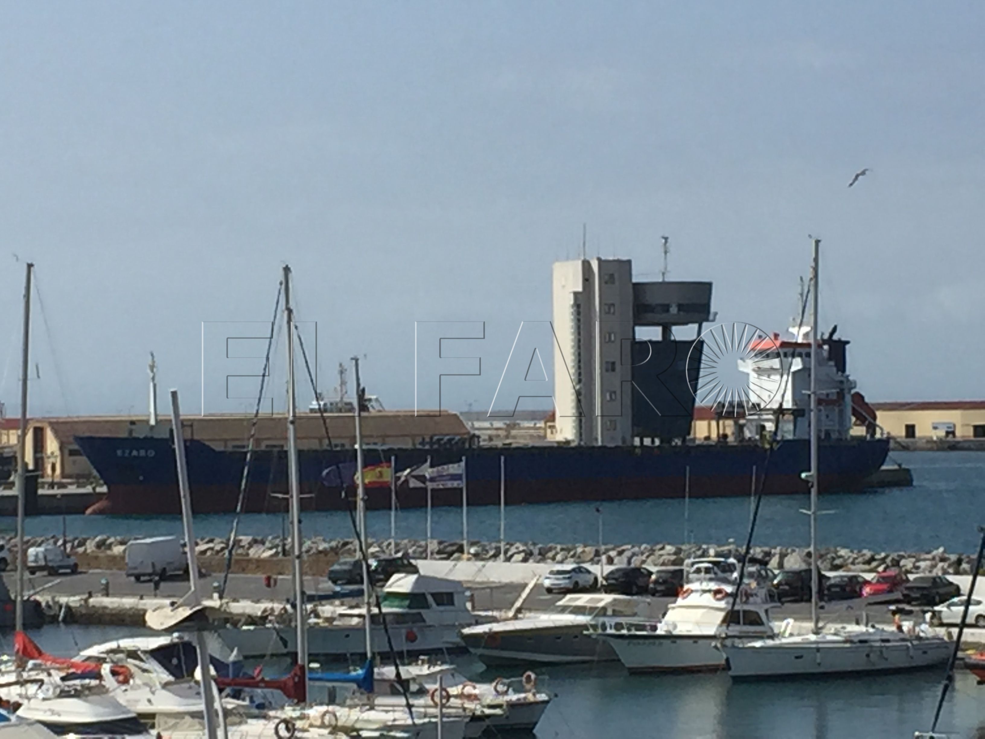 Atracado en Muelle España un buque tras sufrir una avería en la bocana