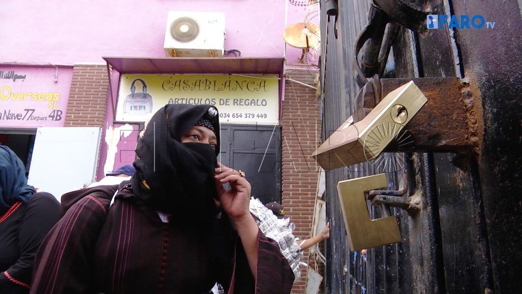 Las porteadoras esquivan el bloqueo del ‘Tarajal II’ provocado por los comerciantes