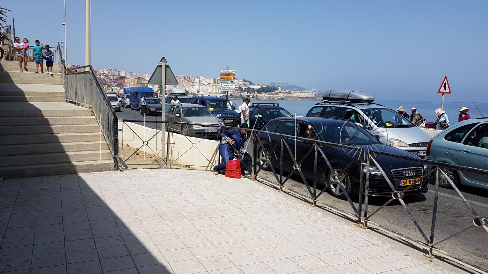 Los usuarios de la playa del Tarajal demandan la adecuación del aparcamiento y el paso al arenal