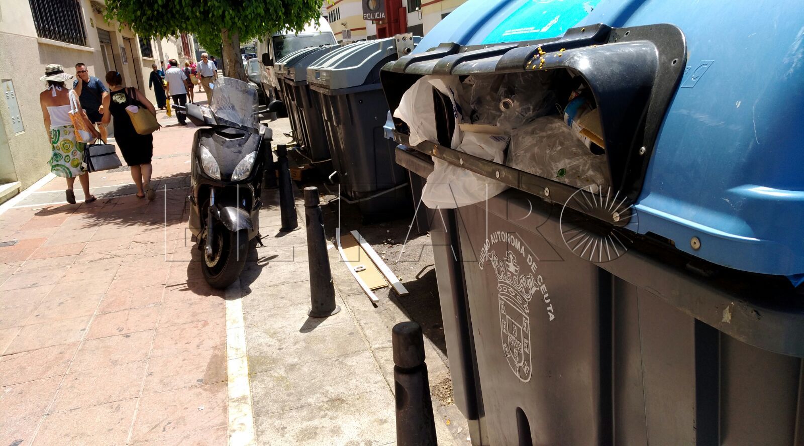 Los vecinos de Colón, cansados de soportar la basura “a todas horas”