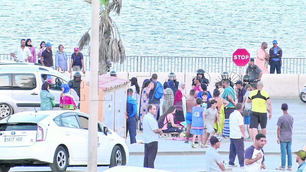 Improvisada manifestación en la Almadraba tras un incidente con la GRS
