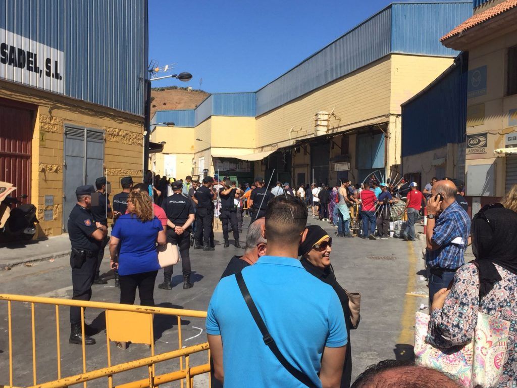 Los comerciantes bloquean el Tarajal II para protestar por los bultos y las consignas