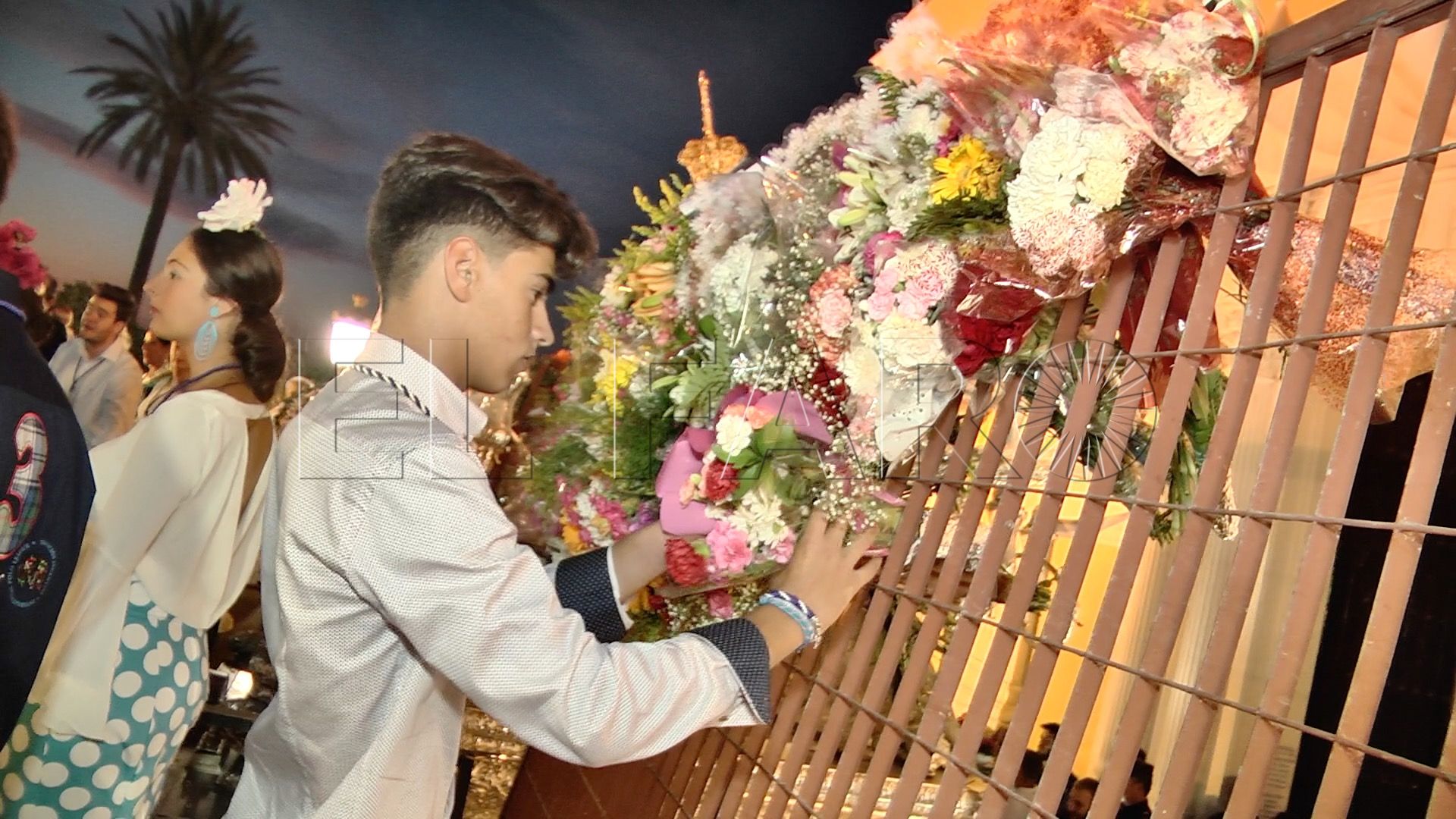 La Patrona recibe a sus fieles durante la ofrenda floral