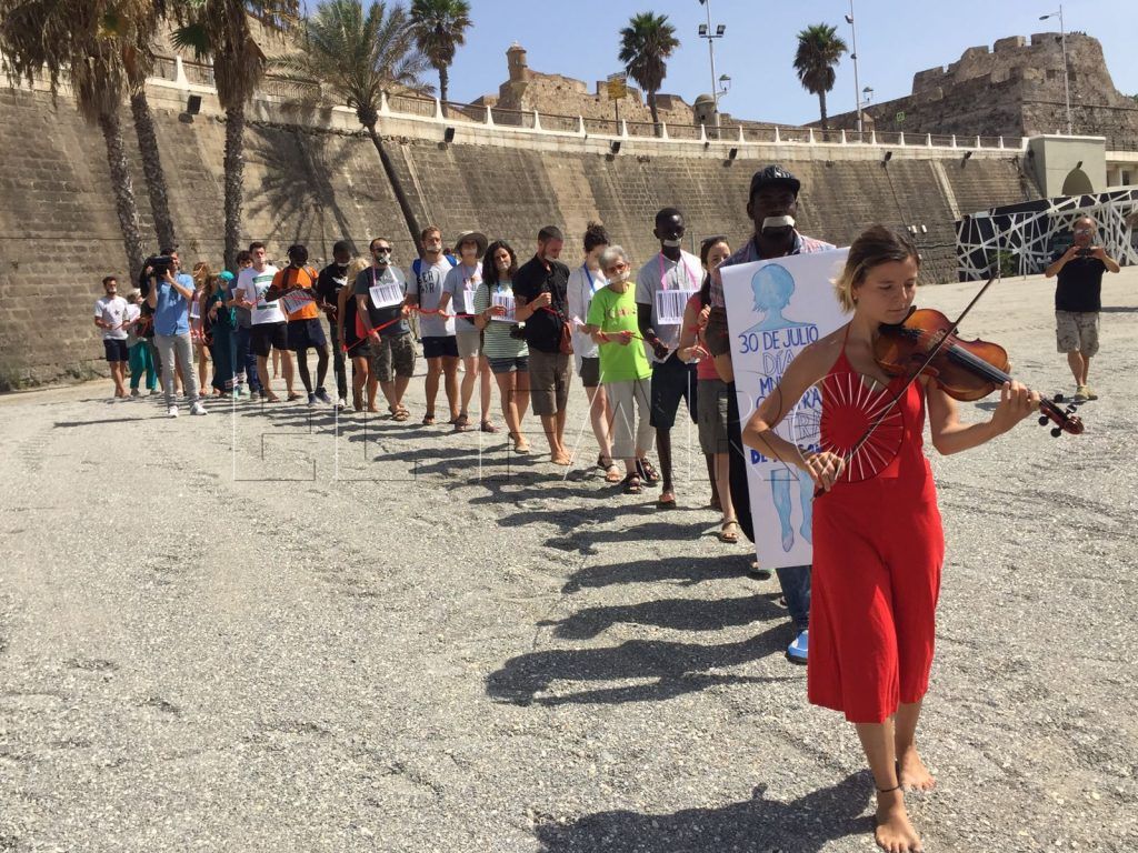 Varias asociaciones sensibilizan sobre la trata de personas en la playa del Chorrillo