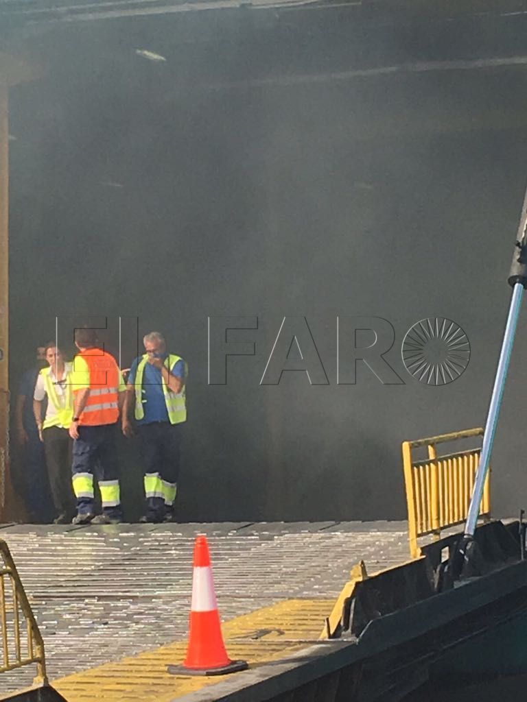 Un vehículo comienza a echar humo en el interior de la bodega de un ferry
