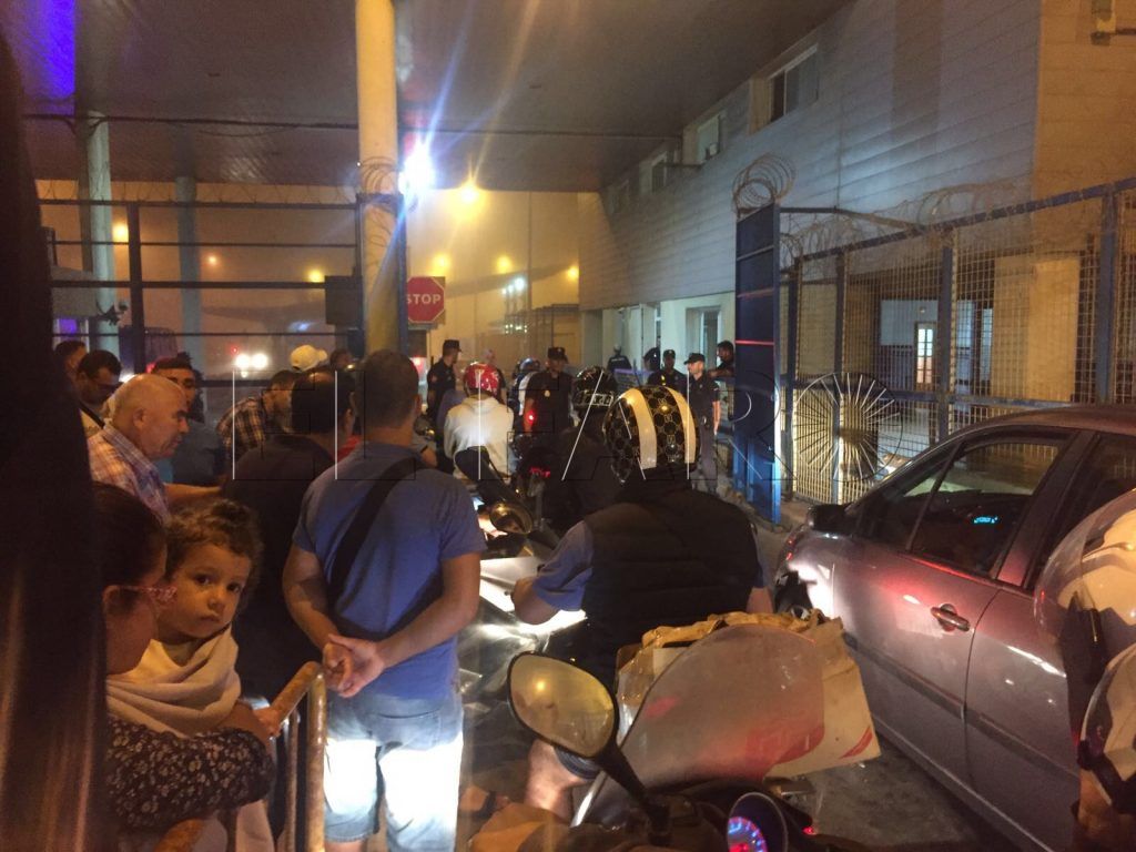 Protesta de ceutíes en la frontera porque llevan atrapados cinco horas