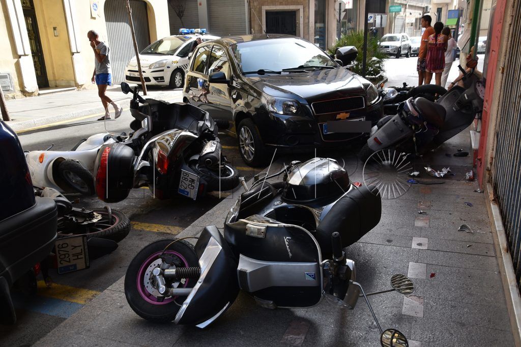 Pierde el control y se lleva por delante varias motos