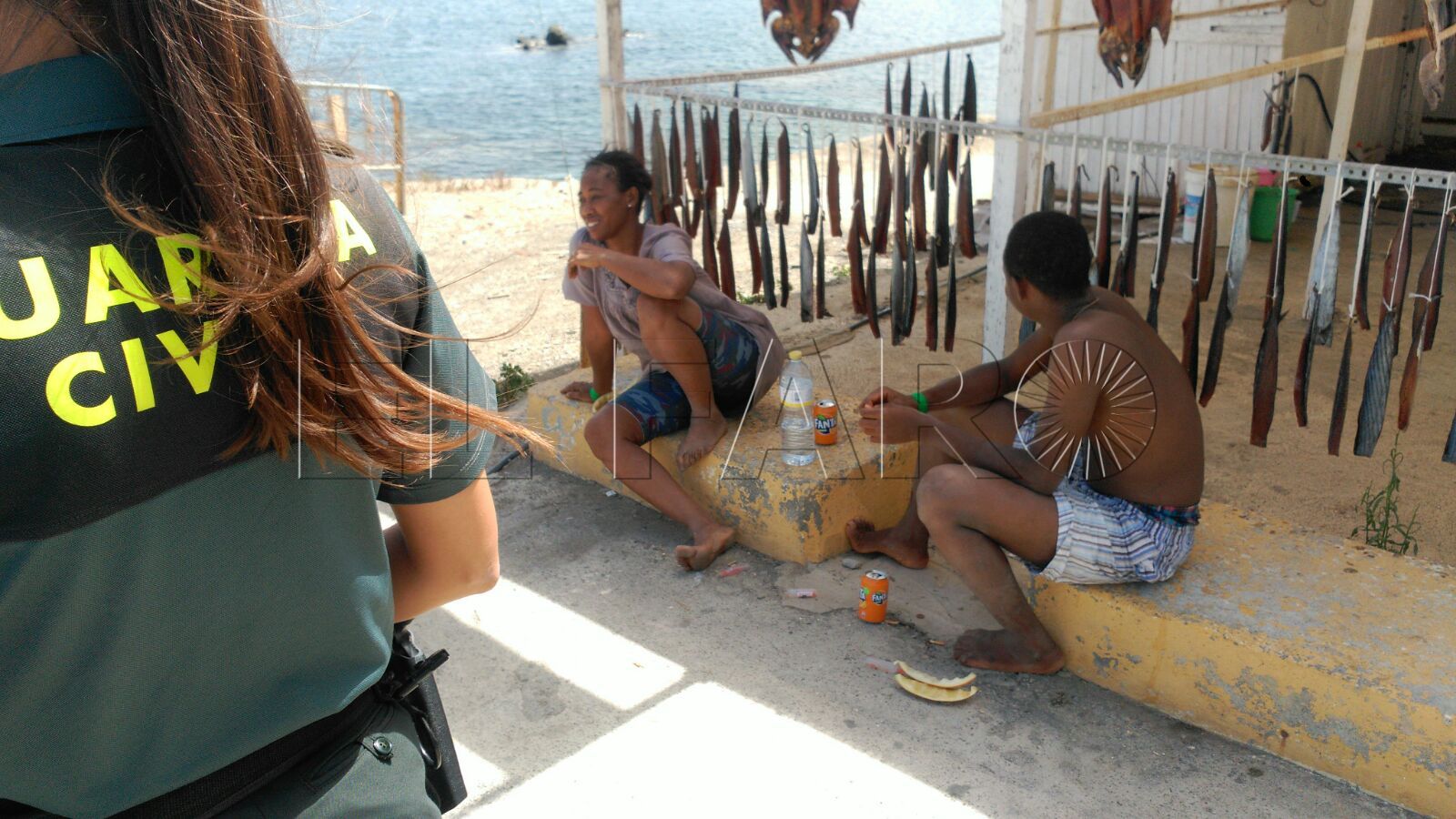 El piloto de una moto de agua cuela a dos inmigrantes en el Tarajal