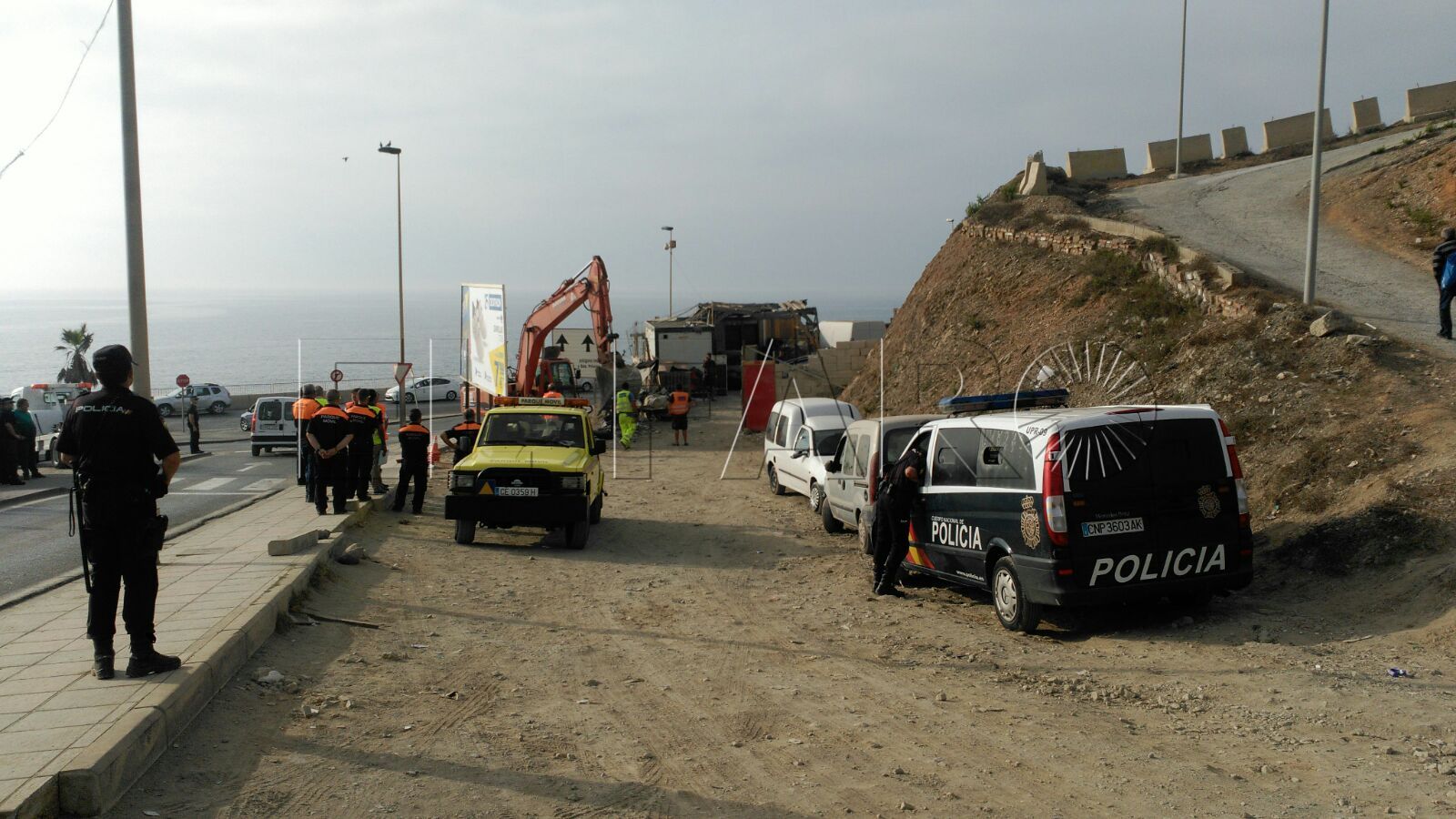 Operación para clausurar un depósito de vehículos cerca de la frontera
