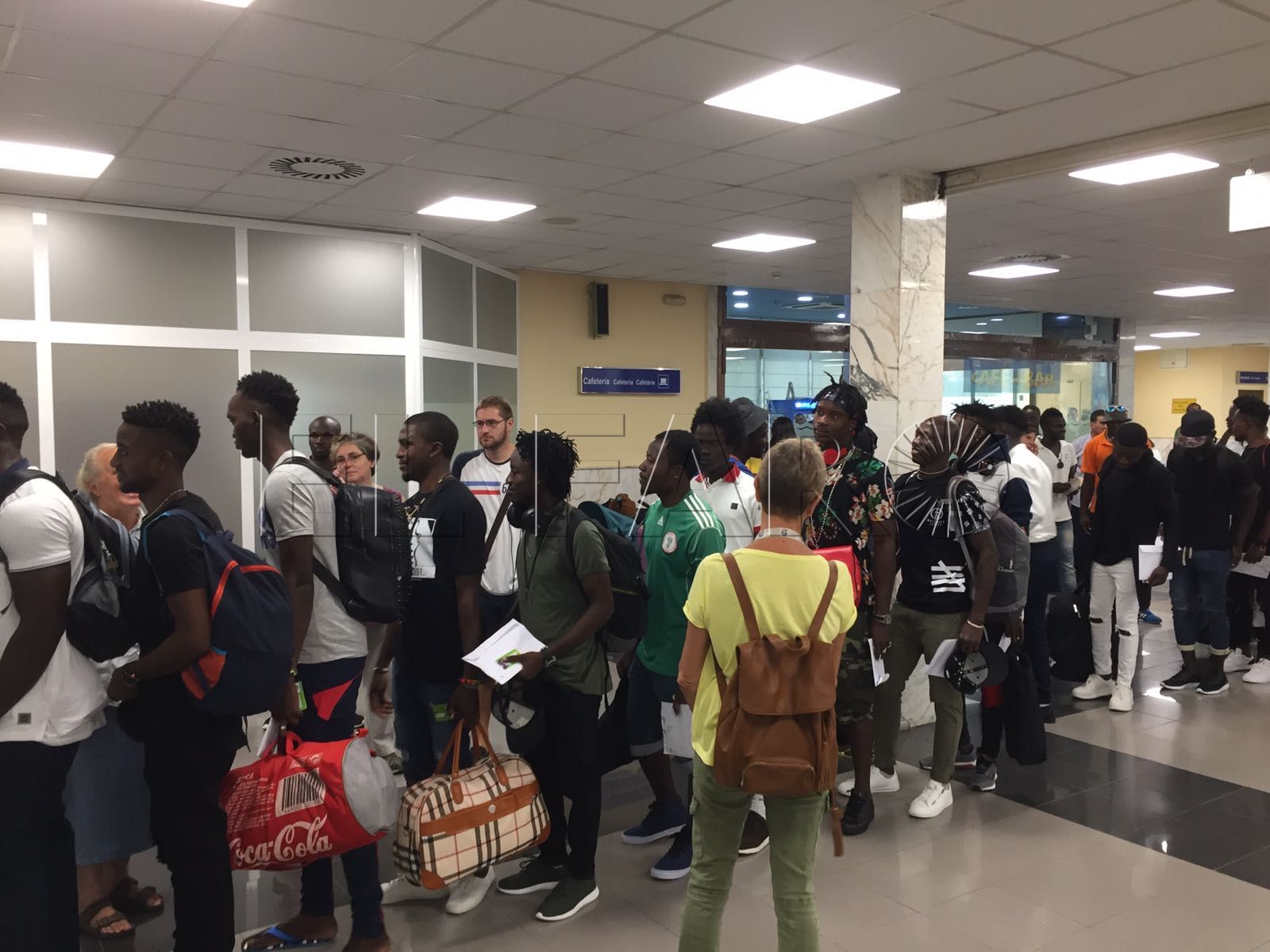 Un grupo de 31 cameruneses son trasladados del CETI a Madrid