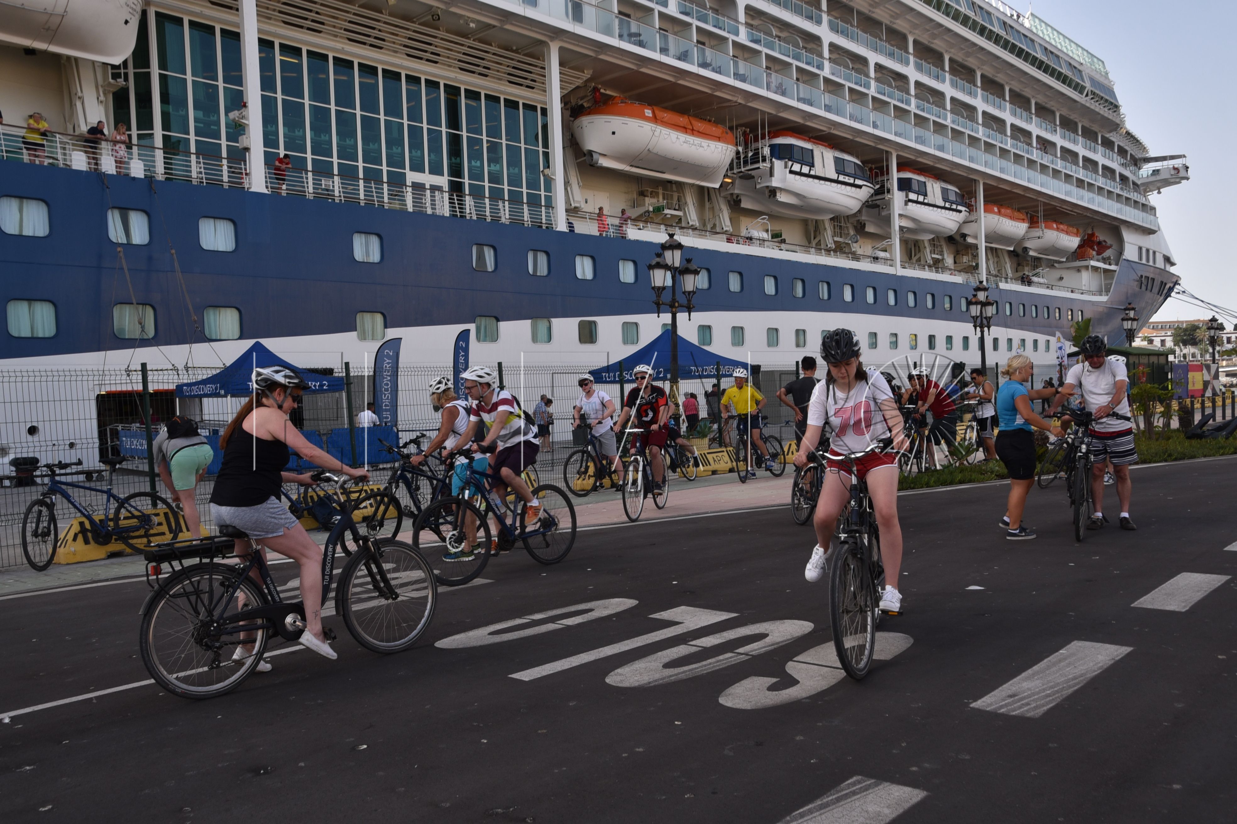 El ‘Tui Discovery 2’ ya ha desembarcado a sus turistas que recorren la ciudad a pie, en bici o en taxi