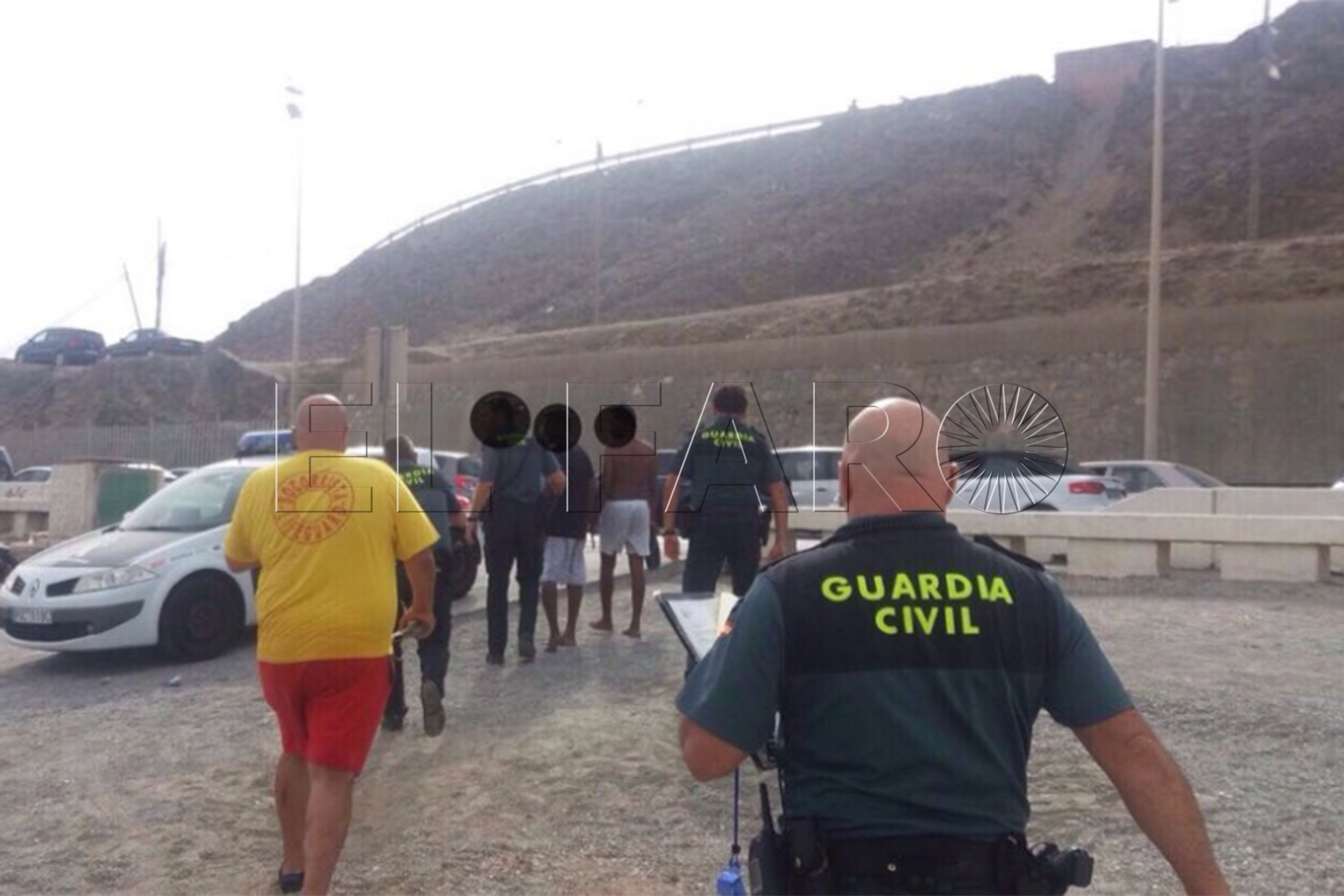 Dos inmigrantes, arrojados al mar en la playa del Tarajal