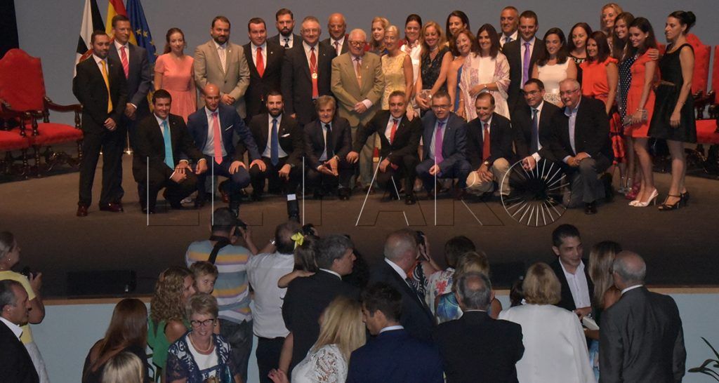 Una jornada cargada de medallas, homenajes y discurso institucional