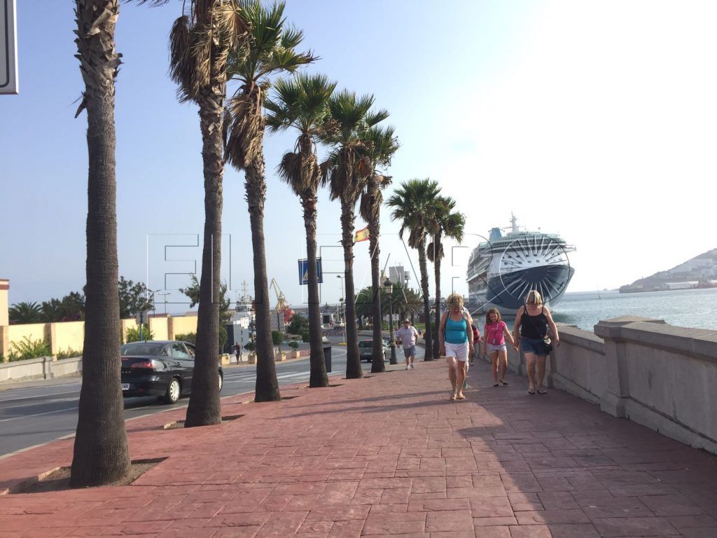 El crucero recala con el comercio a medio gas al ser festivo