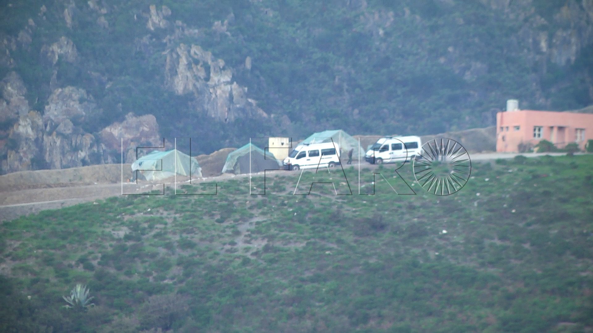 Cientos de subsaharianos se enfrentan a policías marroquíes en Castillejos