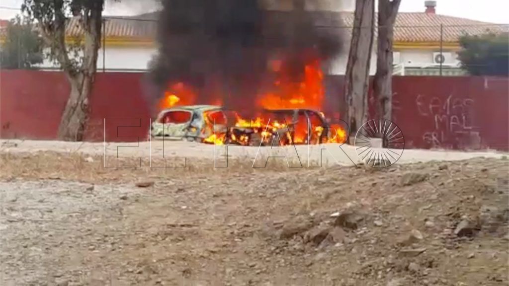 Los Bomberos sofocan el incendio intencionado de tres vehículos abandonados en el Príncipe