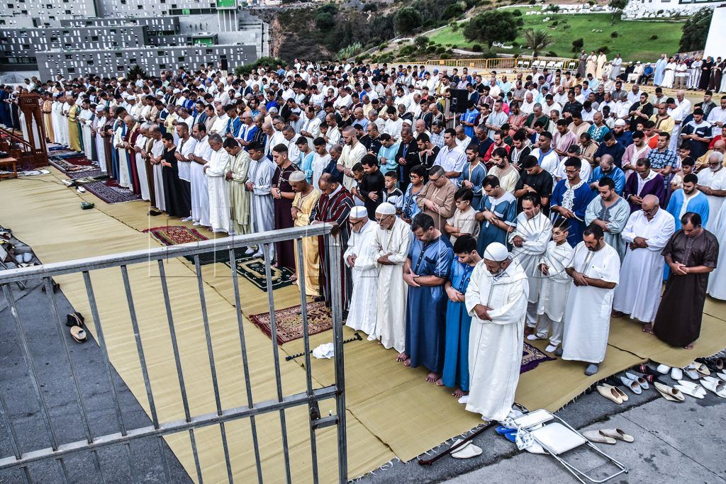 Miles de ceutíes sacrifican corderos por la Pascua
