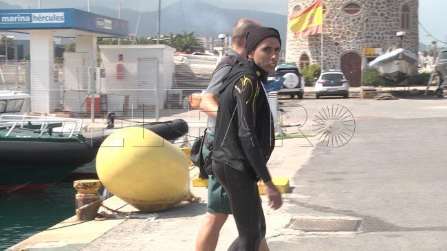 Un magrebí intenta cruzar a Algeciras en una tabla de windsurf