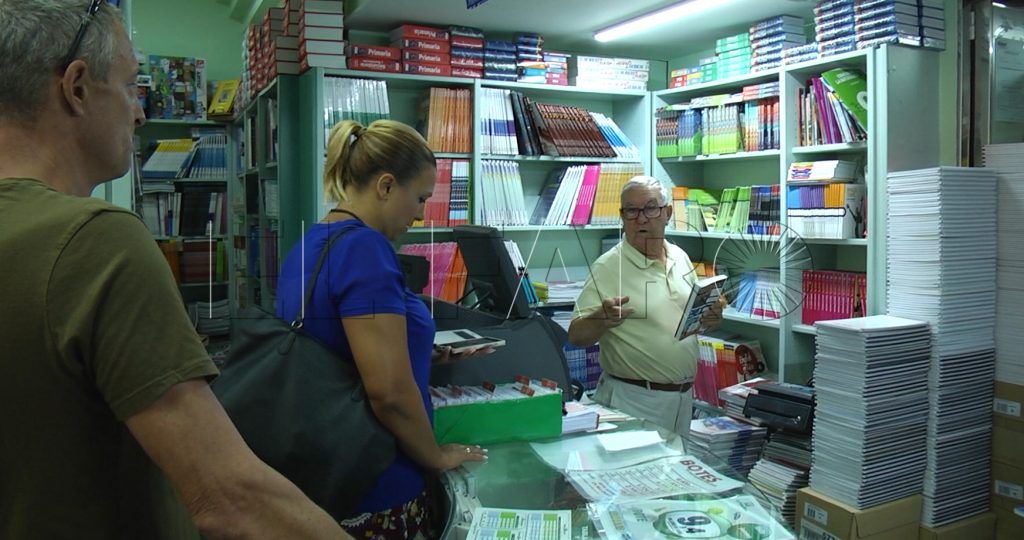 El Faro - Las familias se preparan para ‘La vuelta al cole’
