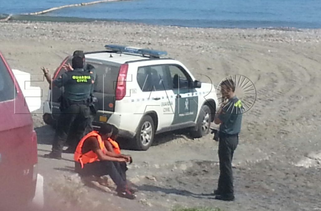 Dos inmigrantes llegan a la playa de la Almadraba