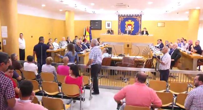 El PP se enfrenta a la oposición y a los empresarios para aprobar la tasa del Tarajal