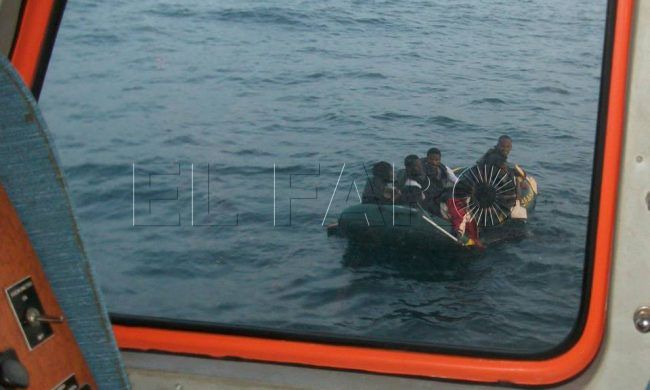 Salvamento y la Guardia Civil rescatan a ocho subsaharianos de una toy a remos