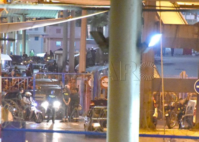 La acumulación de personas obliga al cierre de la frontera