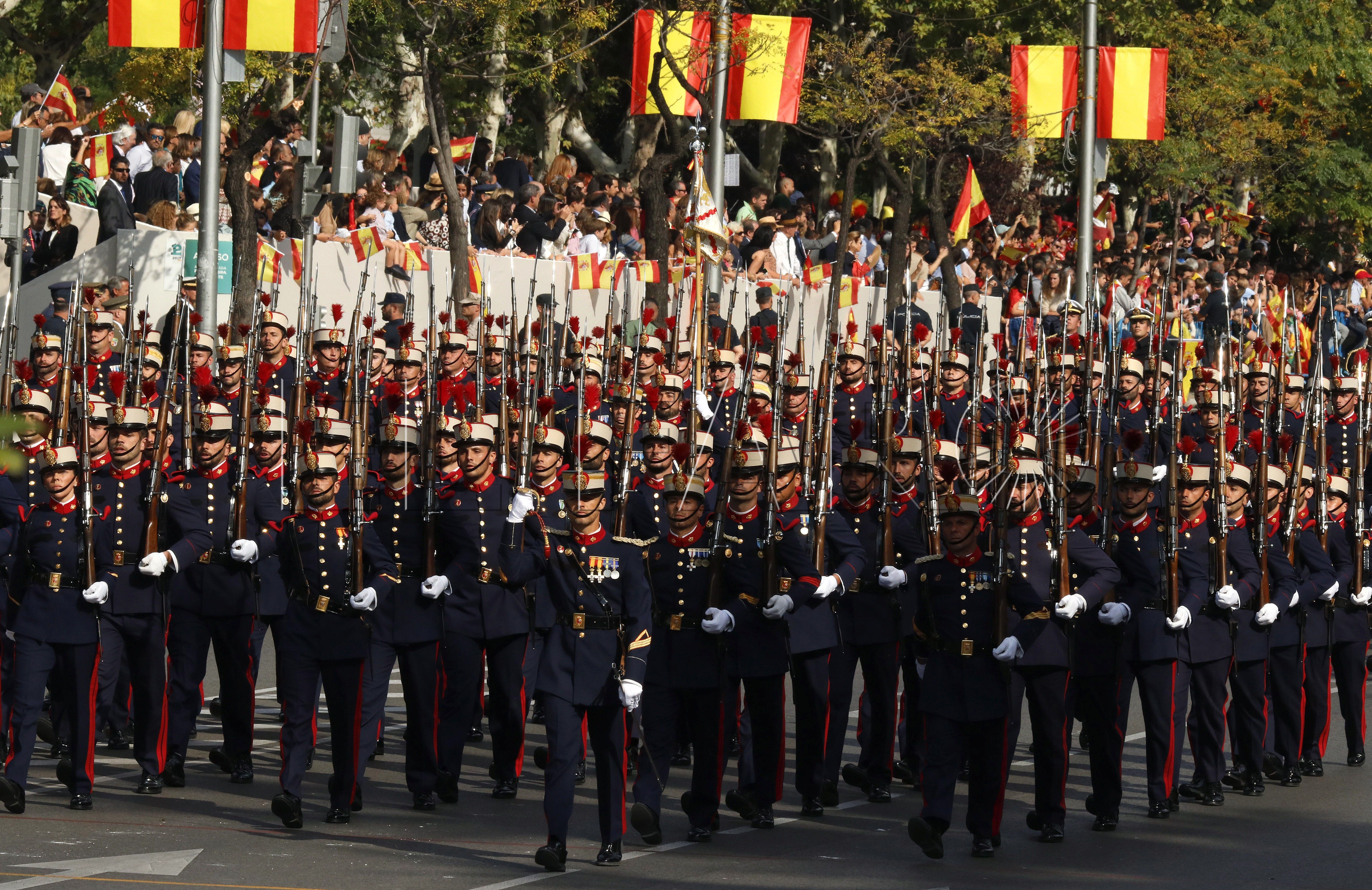 Desfile de la Fiesta Nacional, aplausos y gritos de «viva España» al llegar los Reyes