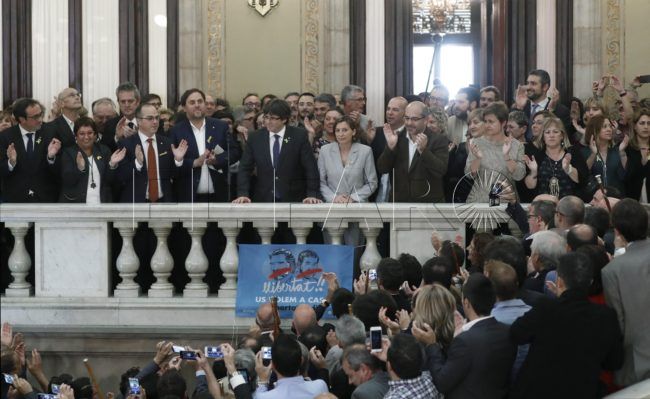 El Constitucional suspende la declaración de independencia de Cataluña