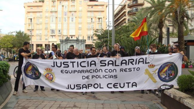 Policías nacionales y Guardia Civil exigen la equiparación salarial frente a la Delegación de Gobierno