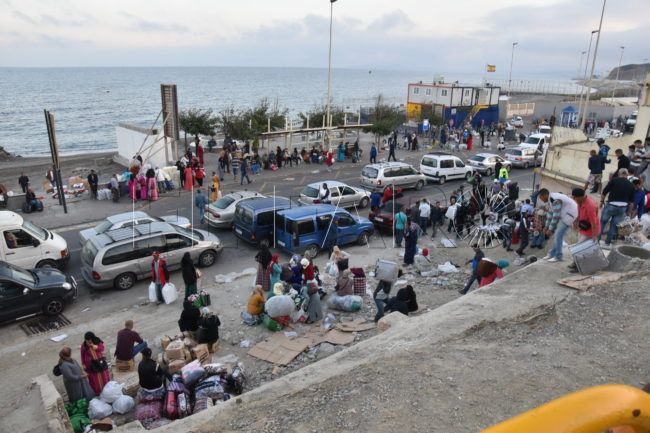 El Tarajal, bloqueado por los porteadores y mercancías