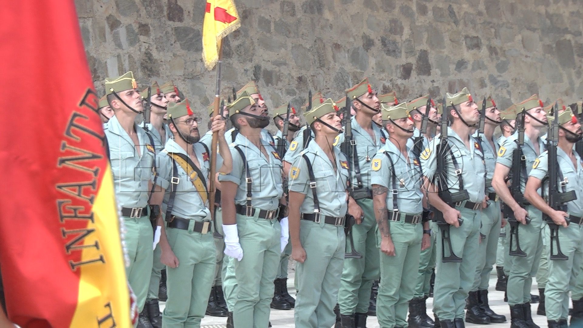 Numeroso público en el Patio de Armas de las Murallas Reales