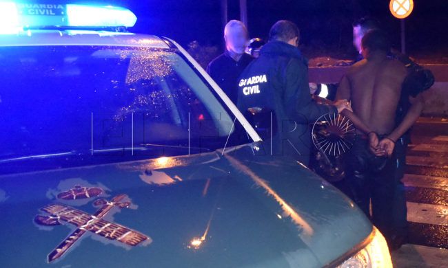 Trece inmigrantes entran en Ceuta tras bordear el espigón